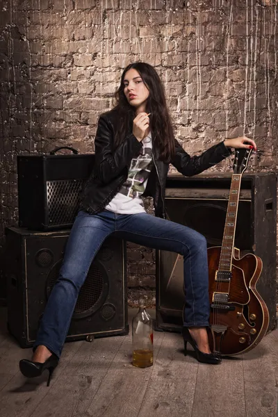 Rock babe with electric guitar — Stock Photo, Image