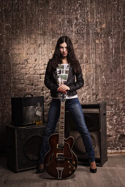 Rock babe en veste en cuir avec guitare électrique — Photo