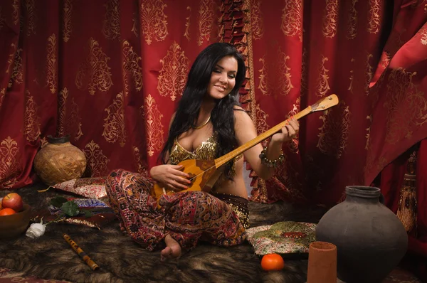Beautiful woman playing the dombra — Stock Photo, Image