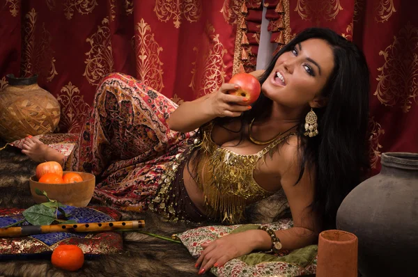 Beautiful belly woman in the arabic harem interior — Stock Photo, Image