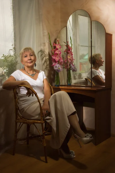 Donna anziana in un boudoir — Foto Stock