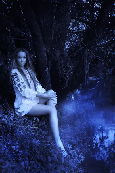 Mooie vrouw op het mistige bos meer — Stockfoto