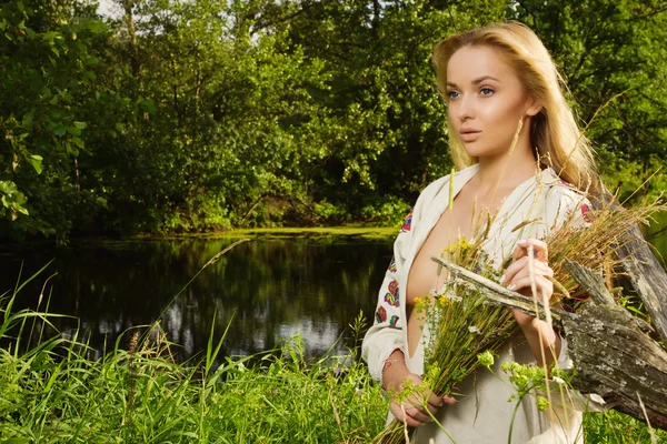 Mujer bonita en el lago del bosque — Foto de Stock