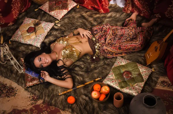 Beautiful belly dancer in the arabic harem interior — Stock Photo, Image