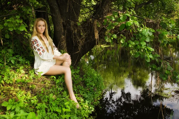 Mujer bonita en el lago del bosque — Foto de Stock