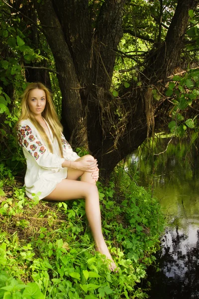 Pretty woman on the forest lake — Stock Photo, Image