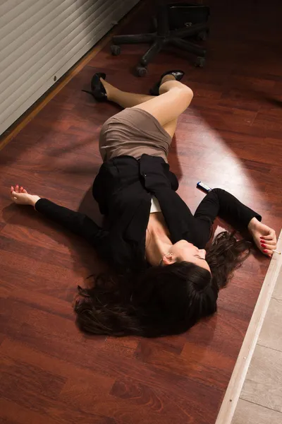 Livlös affärskvinna kontor ligger på golvet — Stockfoto