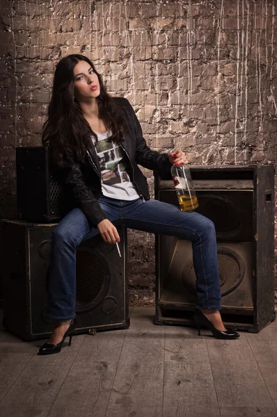 Rock babe in leather jacket with cigarette — Stock Photo, Image