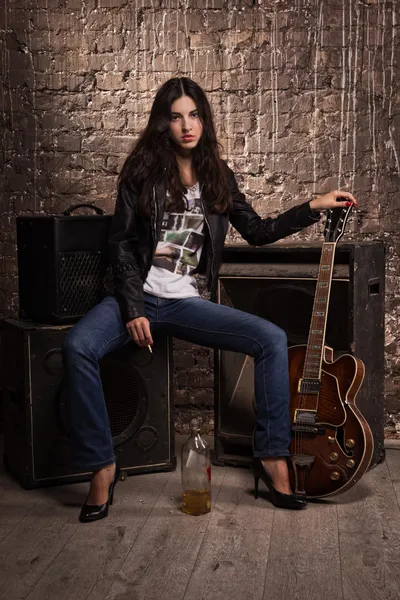 Rock babe with electric guitar — Stock Photo, Image