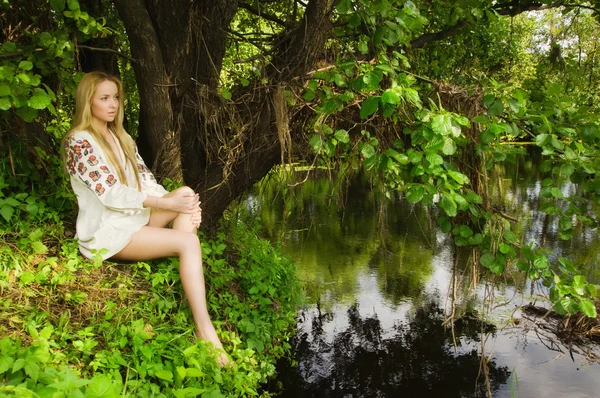 森林湖上的漂亮女人 — 图库照片