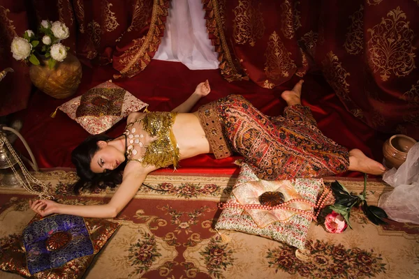 Crime scene imitation: lifeless woman in oriental costume lying — Stock Photo, Image