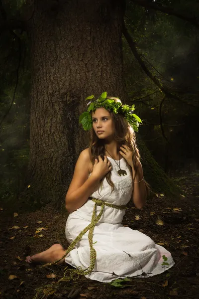 深い森のワインタンク女の子 — ストック写真