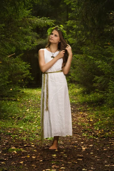 Chica eslava en el bosque profundo — Foto de Stock