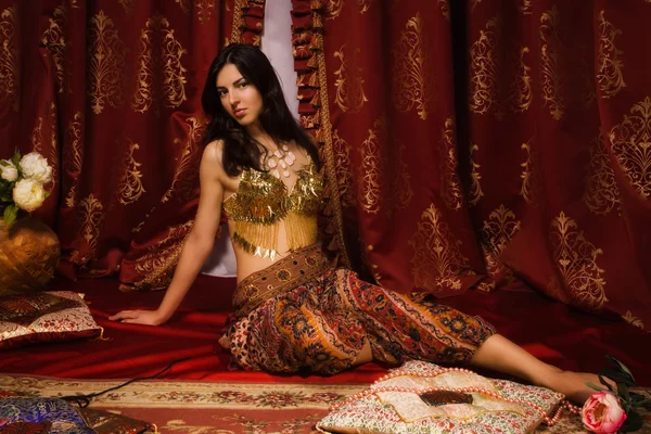 Mujer oriental en un traje tradicional — Foto de Stock