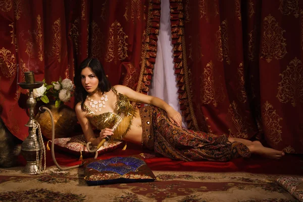Geleneksel kostümlü oryantal kadın — Stok fotoğraf