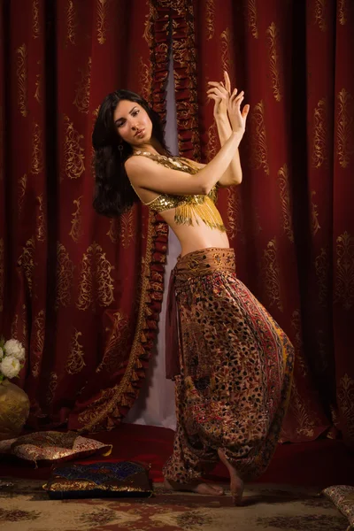 Arabe danseuse du ventre danse — Photo