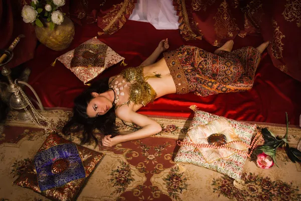 Crime scene imitation: lifeless woman in oriental costume lying — Stock Photo, Image