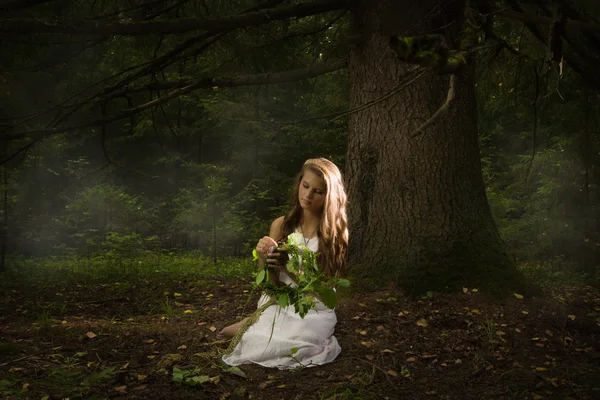 Svarthakedoppingen flicka i den djupa skogen — Stockfoto