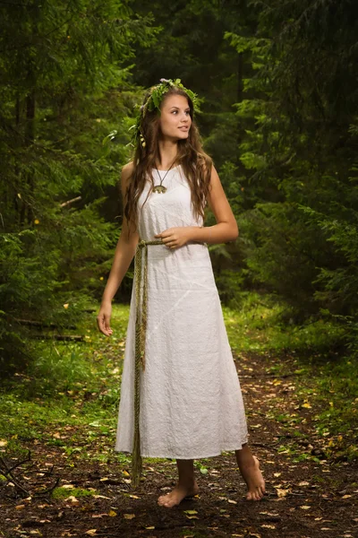 Dziewczyna słowiańskiego w głębokim lesie — Zdjęcie stockowe