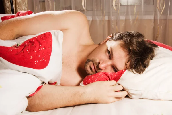 Homem relaxante na cama — Fotografia de Stock