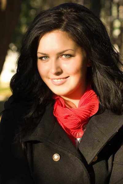 Pretty brunette in autumn park — Stock Photo, Image