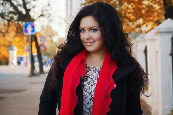 Pretty brunette in autumn park — Stock Photo, Image