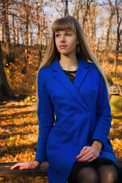 Bonita rubia en otoño parque — Foto de Stock