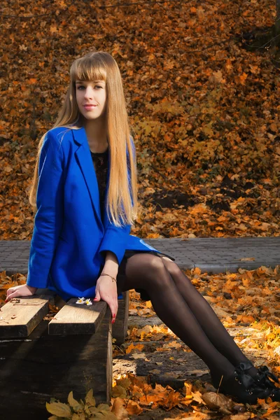 Mooie blonde in herfst park — Stockfoto