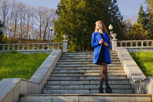 Loira bonita no parque de outono — Fotografia de Stock