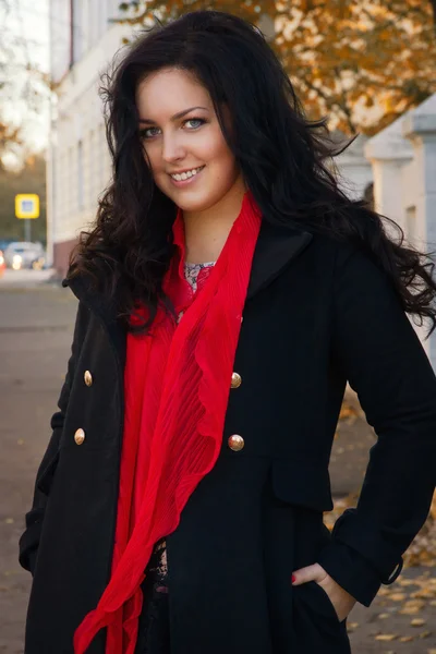 Pretty brunette in autumn park — Stock Photo, Image