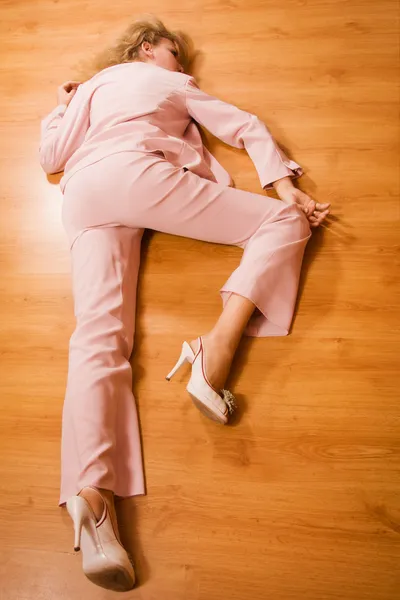 Бессознательная деловая женщина лежит на полу — стоковое фото