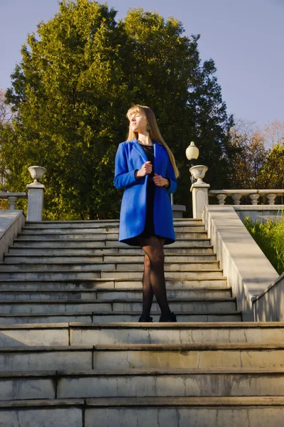 Bonita rubia en otoño parque — Foto de Stock