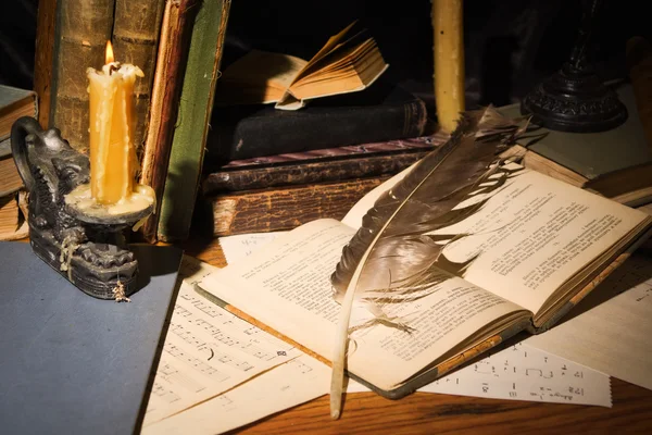 Livres anciens et bougies sur table en bois — Photo