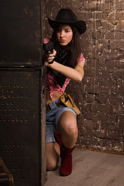 Girl sheriff shoots from a revolver — Stock Photo, Image