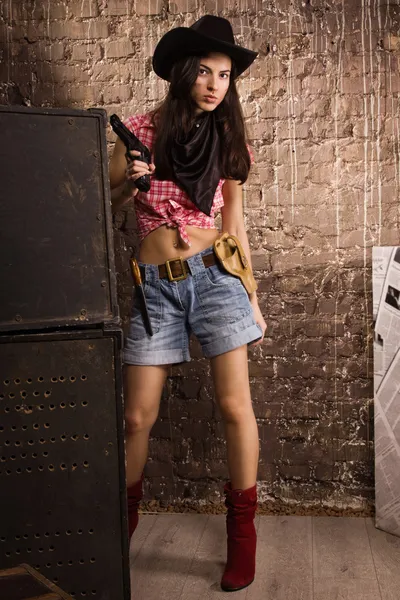 Girl sheriff shoots from a revolver — Stock Photo, Image