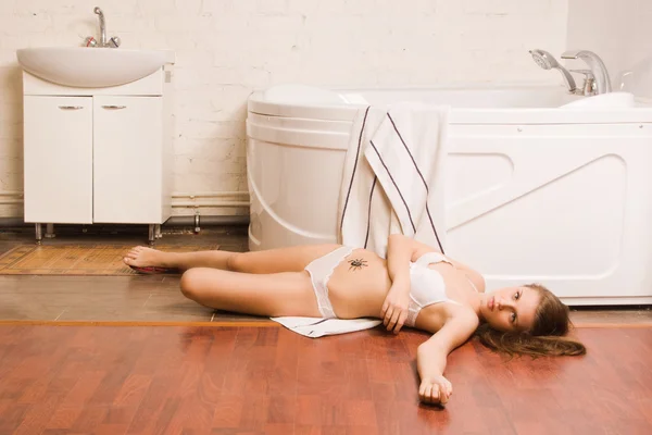 Crime scene simulation. Lifeless girl lying on the floor — Stock Photo, Image