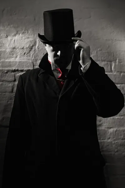 Mężczyzna w czarnym płaszczu, top hat i czerwony krawat — Zdjęcie stockowe