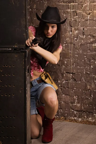 Девушка-шериф стреляет из револьвера — стоковое фото