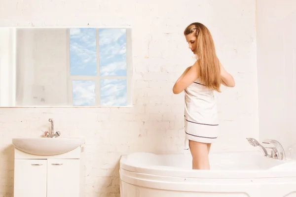 Mooie vrouw in de badkamer — Stockfoto