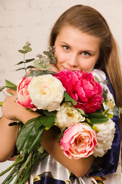 Retrato de la hermosa joven —  Fotos de Stock