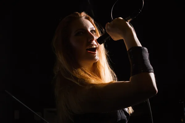 Rock star girl singing in a studio — Stock Photo, Image