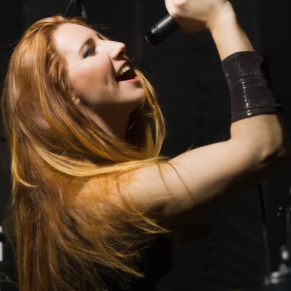 Chica estrella de rock cantando en un estudio — Foto de Stock