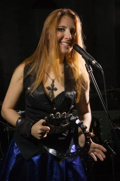 Rock star girl cantando em um estúdio — Fotografia de Stock