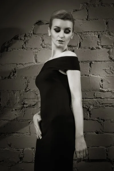 Film noir. Retro styled fashion portrait of a woman. — Stock Photo, Image