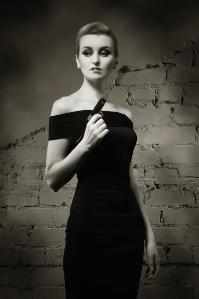 Film noir. retro stil mode kvinna med revolver i handen — Stockfoto