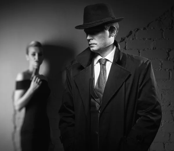 Detektiv muž a nebezpečná žena s pistolí — Stock fotografie