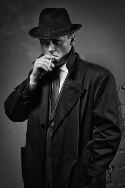 Detective smokes — Stock Photo, Image