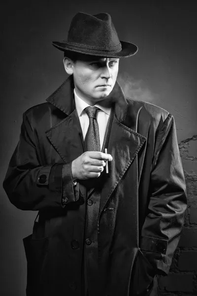 Детектив курить — стокове фото