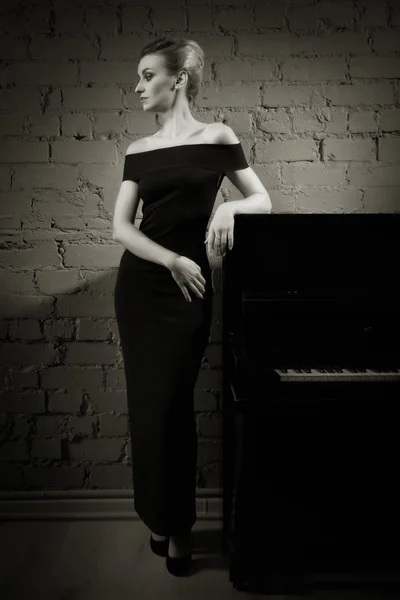 Film noir. Porträt einer Frau im Retro-Stil. — Stockfoto