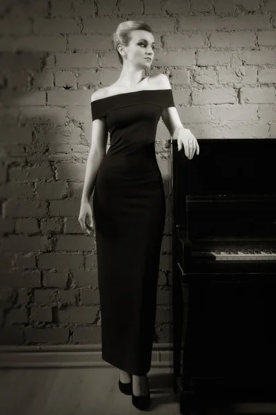 Film noir. Ritratto di moda retrò di una donna . — Foto Stock
